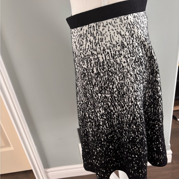 Carmen Marc Valvo Black and White Knit Skirt - Picture 4 of 4